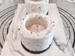 将饼干底和蛋糕体组装好