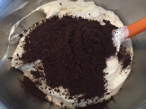 奥利奥饼干碎擀成细沙状，加入拌好的奶酪糊内，轻轻拌匀