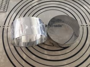4寸的圆形不锈钢模底部用保鲜膜包紧