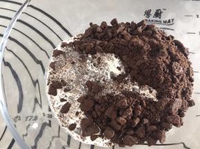 将奥利奥饼干碎加入淡奶油内，拌匀