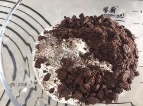 将奥利奥饼干碎加入淡奶油内，拌匀