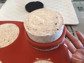 轻轻往上推起冻芝士蛋糕，从模具中脱模