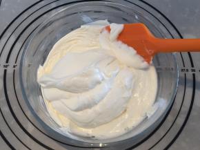 将打发好的淡奶油和奶酪拌匀