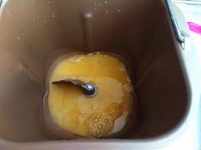 把鸡蛋、糖、水加入面包箱里。