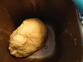 把和好的面，放入面包机里进行第一发。第一发时间这50分钟。约2-2.5倍