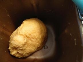 把和好的面，放入面包机里进行第一发。第一发时间这50分钟。约2-2.5倍