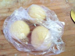 将面团分成3等份，揉圆后盖上保鲜膜静至10分钟。