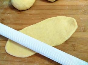 将静至完后的面团。擀成长舌装。