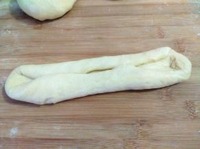 将面团两边往中间折，稍微捏一下接口位置。这样擀时不会分开。