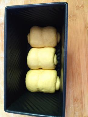 把整理好的面团放入吐司盒里。