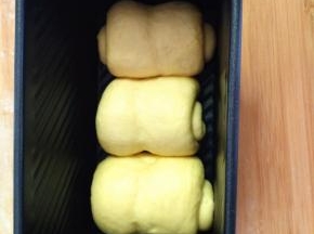 把整理好的面团放入吐司盒里。