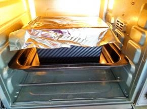 烤箱上下火150度。烘烤35分钟。前25分钟用锡箔纸盖上，后10分钟上色。