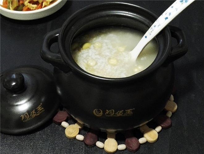 砂锅煲玉米毛豆小米粥