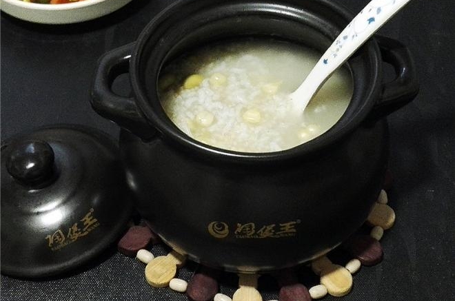 砂锅煲玉米毛豆小米粥