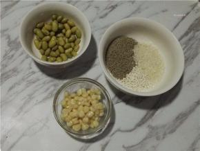 将食材准备好。玉米和毛豆我都是煮熟的，生的也可以哈。