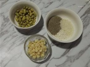 将食材准备好。玉米和毛豆我都是煮熟的，生的也可以哈。