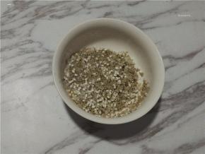 米用清水淘洗干净。