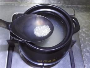 将米放入煮至开锅。