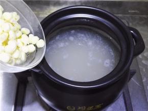 然后将玉米粒放入。