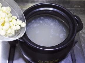 然后将玉米粒放入。