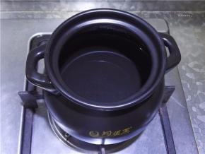 砂锅中放入清水，烧开。