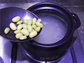 再放入毛豆。