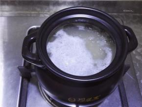 煮开后表面会浮现沫子。