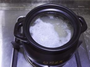 煮开后表面会浮现沫子。