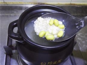 继续小火煲制，期间需要搅动和查看成熟情况。