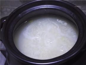 当表面已经结了一层米油，食材已经成熟。