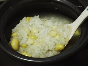 玉米、毛豆和米都已经软烂。