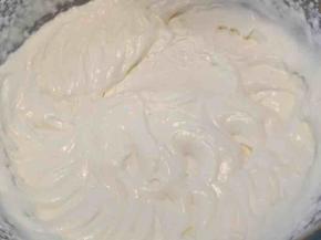 400g淡奶油加40g糖打发至六七成