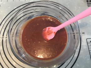 静置几分钟后拌至巧克力融化