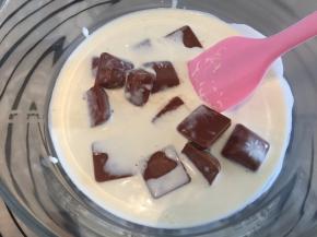 淡奶油小火加热后倒入巧克力币上