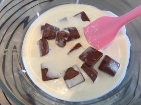 淡奶油小火加热后倒入巧克力币上