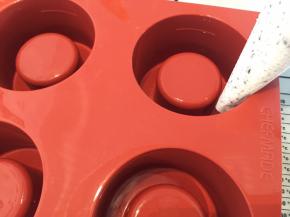 准备一个学厨的堡尔美克硅胶模，将奥利奥奶酪糊装入裱花袋内