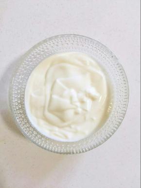 碗里装入150克自制浓稠酸奶备用！（要自制的浓稠酸奶哦，不要用市面卖的杯装酸奶！）

