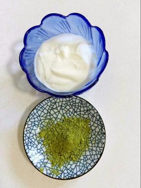 另取一个小碗装入50克自制浓稠，用电子秤秤好3克抹茶粉备用！
