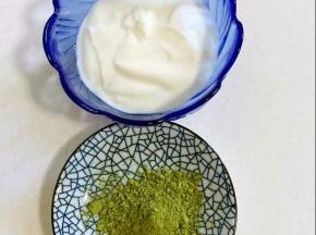 另取一个小碗装入50克自制浓稠，用电子秤秤好3克抹茶粉备用！
