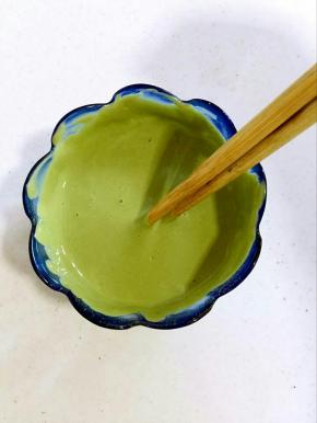 把抹茶粉加入到小碗酸奶中，用筷子搅拌均匀成糊状！
