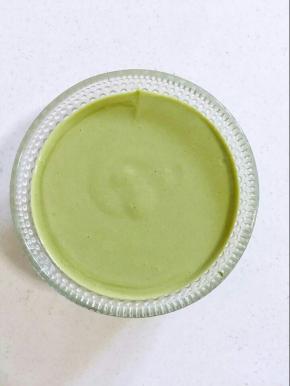 把搅拌好的酸奶抹茶糊倒入步骤一的酸奶中，搅拌均匀，让抹茶和酸奶充分融合在一起！
