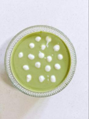 用筷子蘸一点儿原味酸奶，随意的滴在抹茶酸奶上！