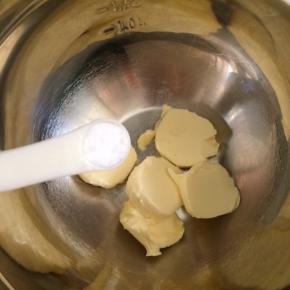 黄油室温软化，加入盐。