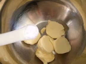 黄油室温软化，加入盐。