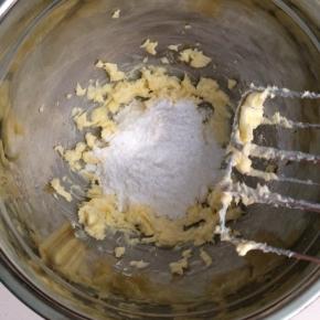 加入糖粉，电动打蛋器先低速，再转中速搅打均匀。