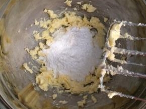 加入糖粉，电动打蛋器先低速，再转中速搅打均匀。