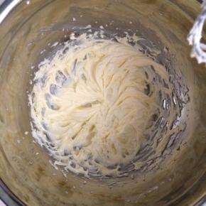 使糖粉和黄油充分融合。