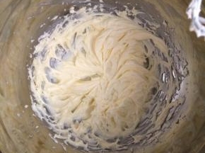使糖粉和黄油充分融合。