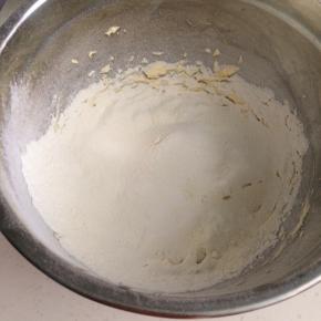 筛入低筋面粉和奶粉。