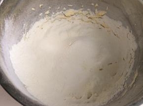 筛入低筋面粉和奶粉。